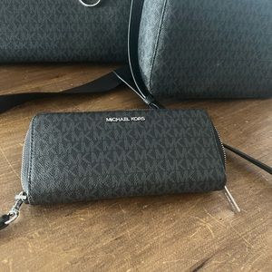 Used 2x Michael Kors Large bag $100,small bag $65,wristlet $50 All for $200 firm